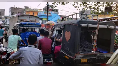 सड़क किनारे फल-सब्जियों की दुकान सजने से लग रहा महाजाम