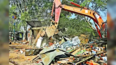 Ranchi News : दूसरे दिन भी बिरसा चौक में रेलवे की जमीन से हटाया गया अतिक्रमण