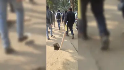 गांधी मैदान में खुले हैं दर्जनों मैनहोल, हादसे की आशंका