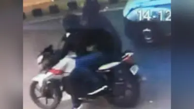 Patna News : सफेद रंग की बाइक से दो शातिर कर रहे स्नैचिंग, एसकेपुरी थाने के पास झपट ली महिला की चेन