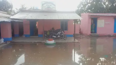 नल जल का पाइप फटने से स्कूल परिसर में घुसा पानी