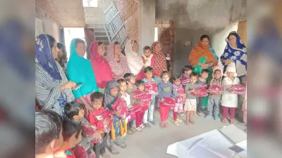 आंगनबाड़ी केंद्र में बच्चों के बीच स्वेटर वितरित