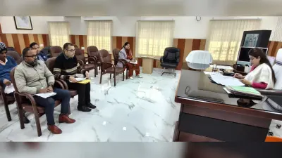 सरकार की योजनाओं को प्राथमिकता के आधार पर जमीन पर उतारें: डीएम