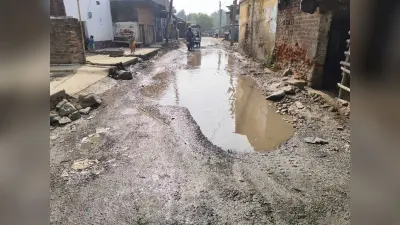 झाझा-सिमुलतला सड़क जर्जर, राहगीर को हो रही परेशानी
