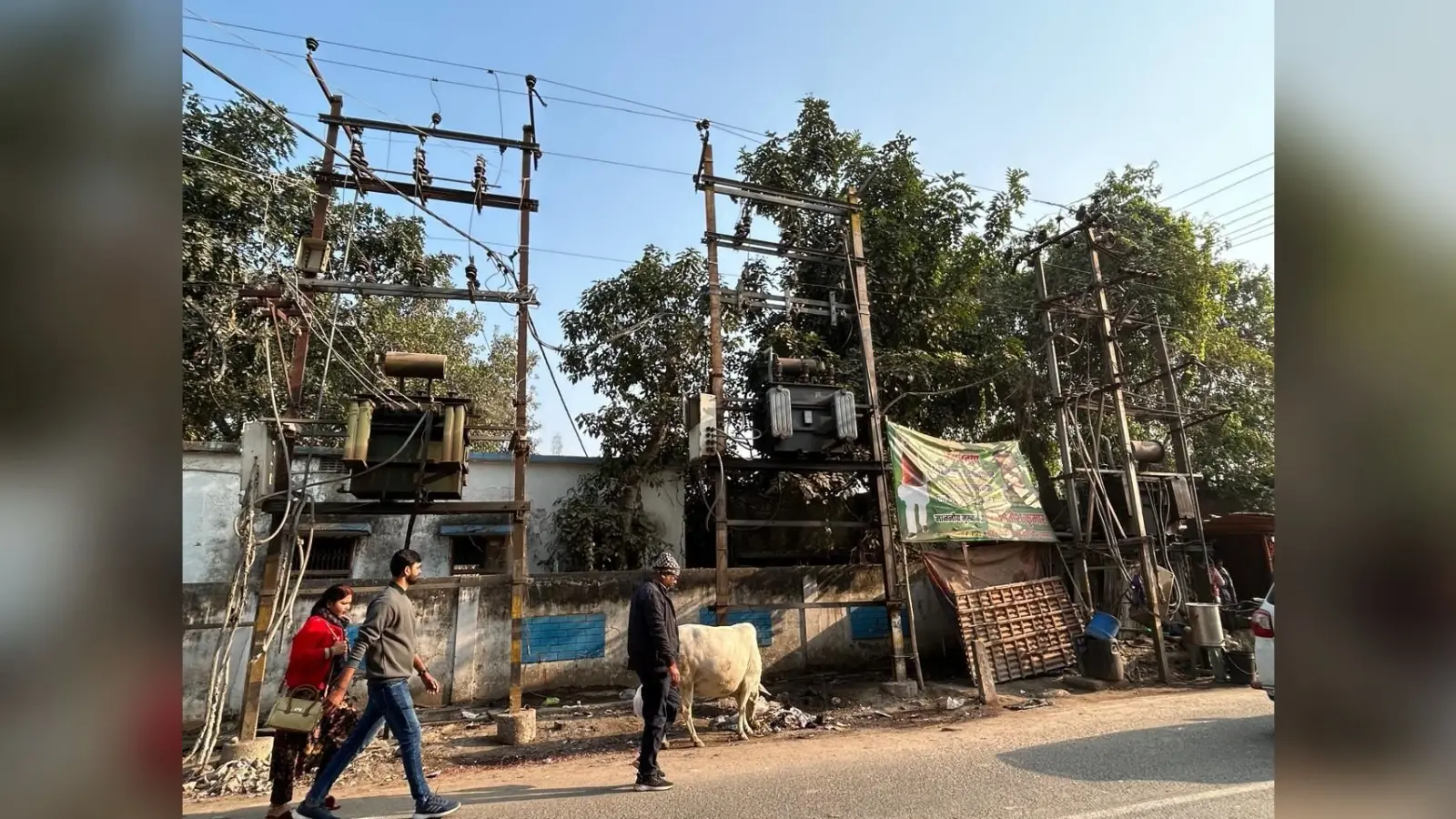 Madhepura news : जर्जर ट्रांसफार्मर : बिजली विभाग की लापरवाही की वजह से अनहोनी की आशंका
