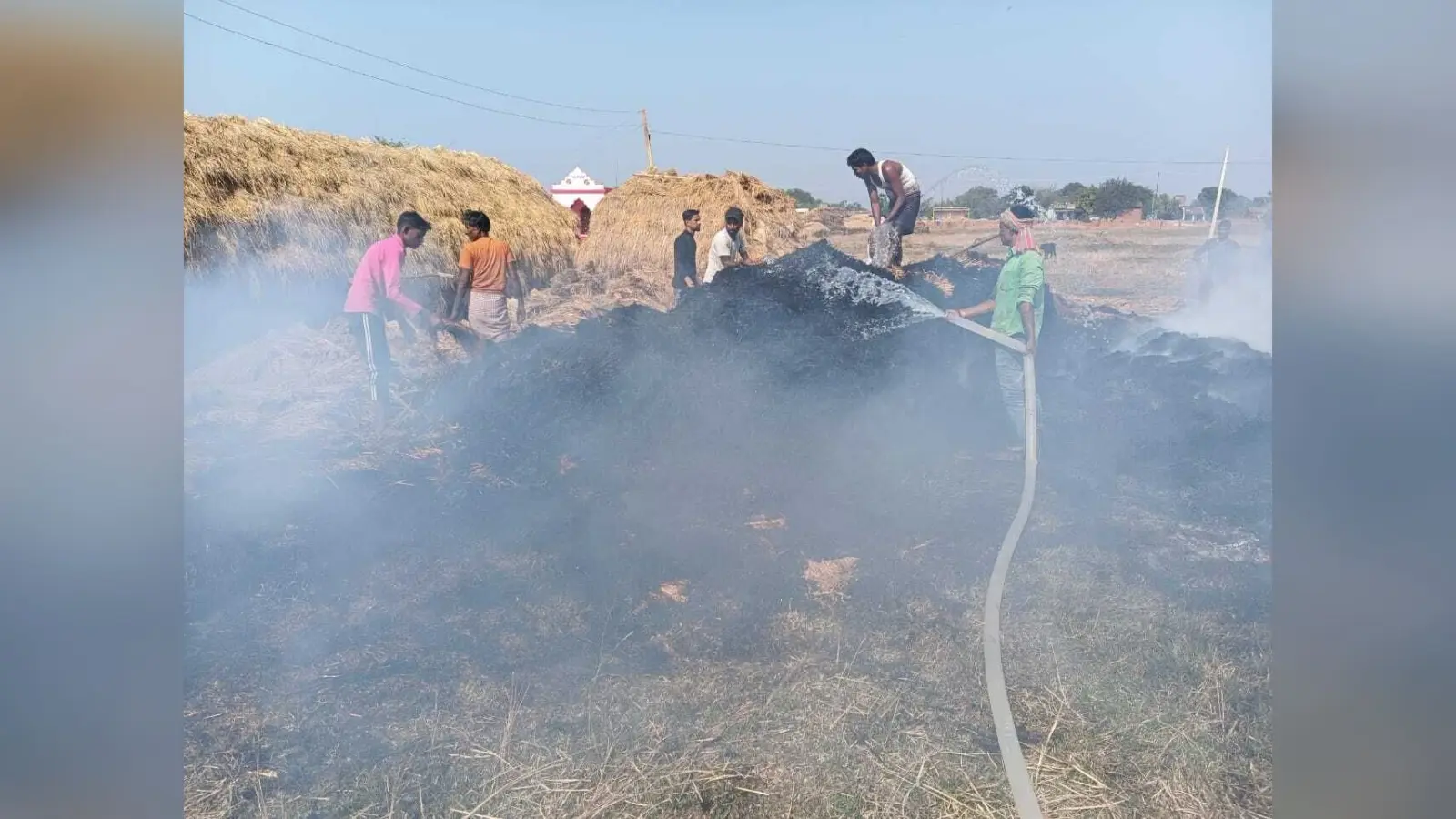खलिहान में आग लगने से हजारों का धान राख