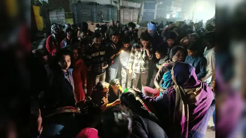अनियंत्रित ट्रैक्टर ने निगम के सफाई कर्मचारी को रौंदा, मुआवजे के लिए सड़क जाम