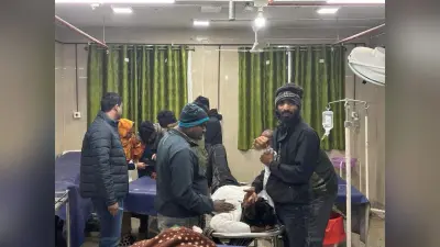मैजिक से टकराया तेज रफ्तार बाइक, दो की हालत गंभीर