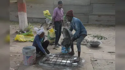 गांधी मैदान में मैनहोल को ढकने का काम शुरू