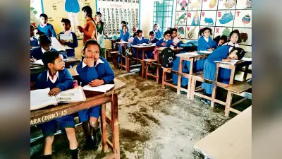 Dhanbad News : कहीं रोशनी की नहीं थी पर्याप्त व्यवस्था, कहीं एक प्रश्नपत्र से दो तीन बच्चे लिख रहे थे उत्तर