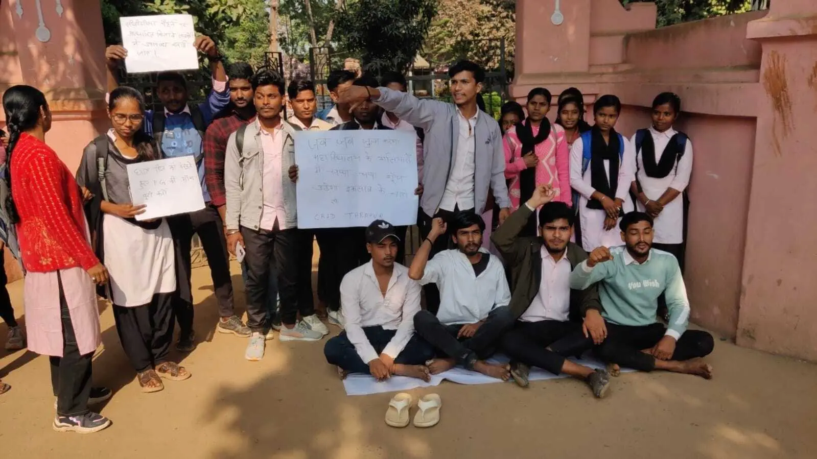 पीजी की पढ़ाई शुरू करने की मांग को लेकर अनशन पर बैठे छात्र राजद