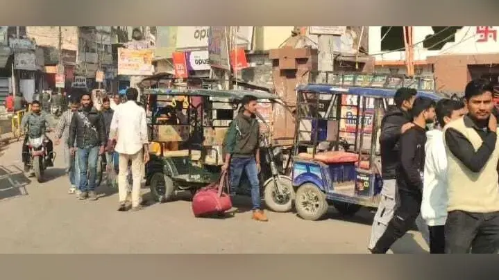 विभिन्न मांगों को लेकर ई रिक्शा चालकों ने शुरू किया तीन दिवसीय हड़ताल