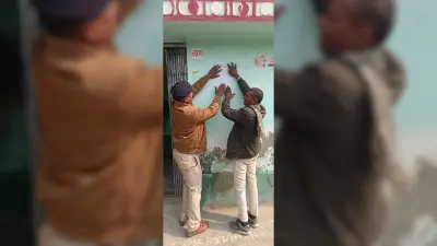 Gaya News : गुरुआ थाने की पुलिस ने चिपकाया इश्तेहार