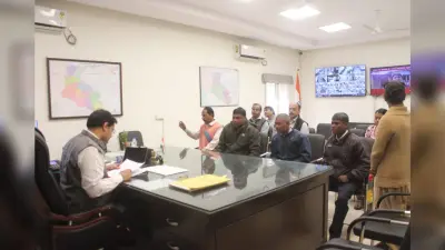 Jamshedpur news. उपायुक्त ने जनता दरबार में कई आवेदनों का किया समाधान