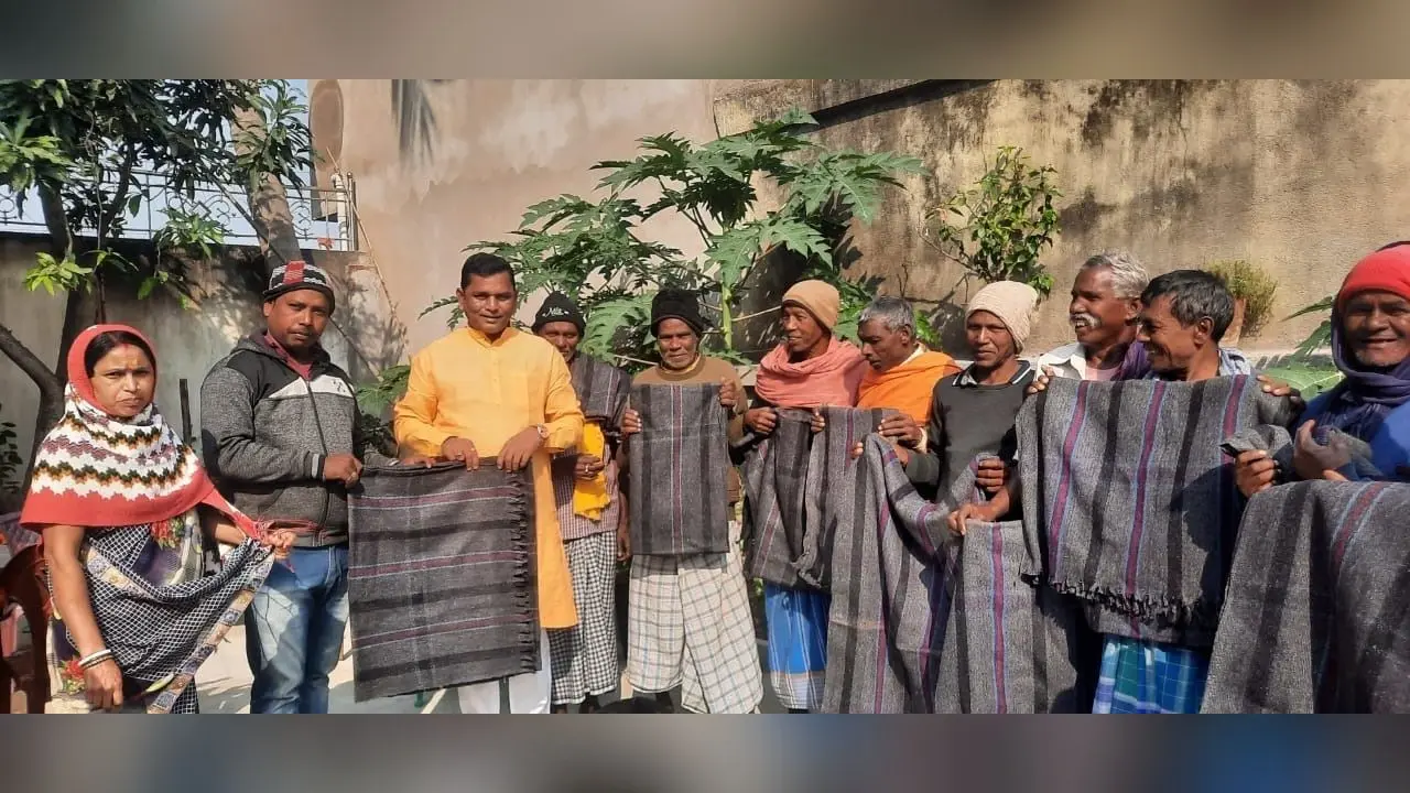 जिप उपाध्यक्ष ने बुजुर्गों के बीच बांटे कंबल