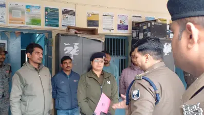 Gaya News : एसएसपी पहुंचे साइबर थाना, लंबित कांडों की हुई समीक्षा