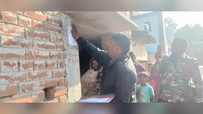 पुलिस ने फरार अभियुक्त के घर चिपकाया इश्तेहार