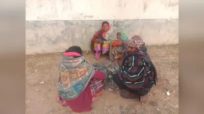 बैंकों में ई-केवाईसी प्रक्रिया बनीं मुसीबत, लोग ठंड में रातभर जागकर लगते हैं लाइन