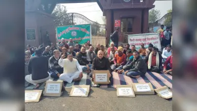 Deoghar news : विवि प्रशासन के पदाधिकारी कर्मचारियों से मिले, हड़ताल समाप्त करने का किया अनुरोध