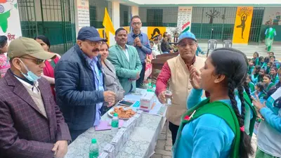 Deoghar news : राष्ट्रीय कृमि मुक्ति दिवस पर छात्राओं को प्रभारी सीएस ने खिलायी दवा, अभियान की शुरुआत की