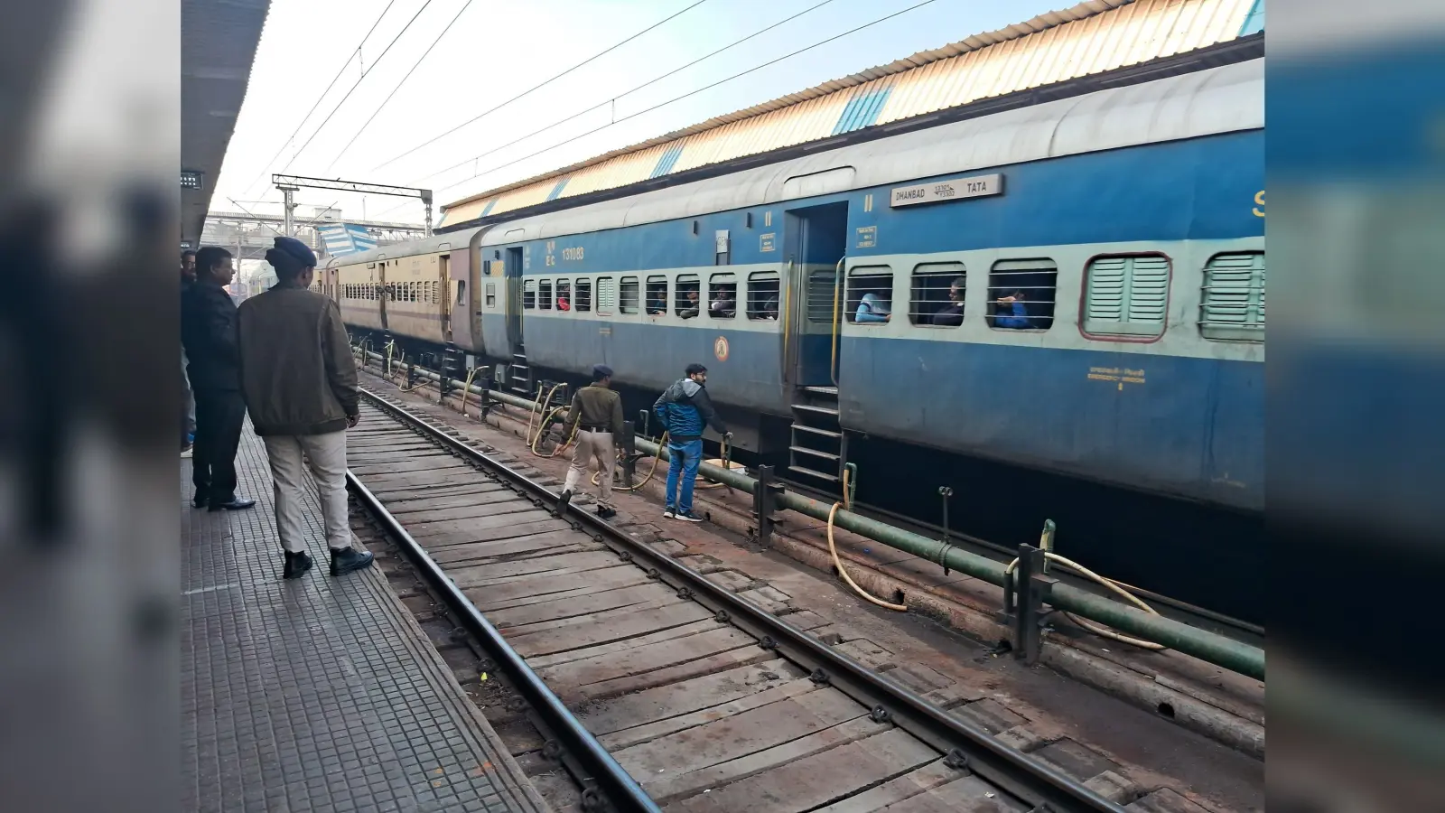 Jamshedpur news : टाटा-धनबाद एक्सप्रेस ट्रेन में चढ़ने के दौरान पटरी पर गिरा युवक, आरपीएफ जवान ने बचायी जान