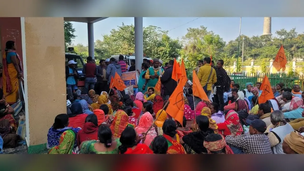 Katihar news : आजमनगर व प्राणपुर के बीएओ को बर्खास्त करने की मांग पर डीएओ का किया घेराव