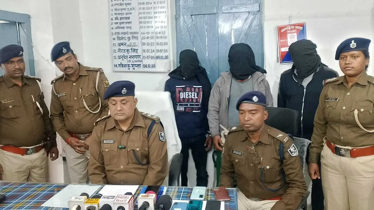 चोरी की गयी मोटरसाइकिल के साथ गोगरी का तीन चोर गिरफ्तार, बाइक बरामद