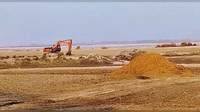 Gopalganj News : गंडक नदी में बगैर एनओसी के हो रहा बालू का खनन, तटबंध पर बढ़ा खतरा