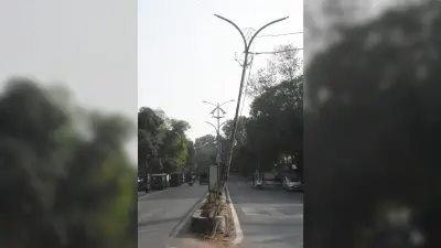 Dhanbad News : कहीं पोल झुका है, तो कहीं सड़क पर पड़ी है जलापूर्ति की पाइप, खतरे में है जान