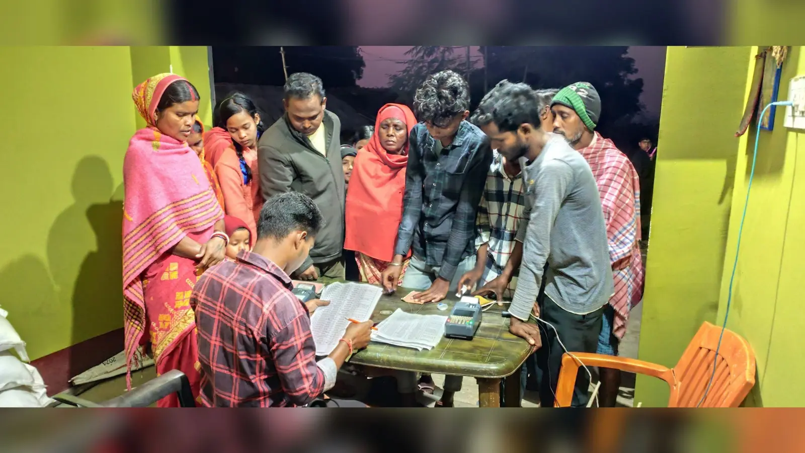 East Singhbhum : घाटशिला में केवाइसी के लिए राशन कार्डधारी हो रहे परेशान, दोपहर से रात तक लग रही कतार