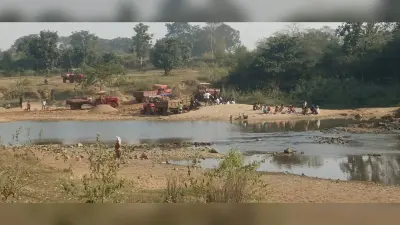 Chaibasa News : दिन में अवैध खनन, रात में ओडिशा सप्लाई