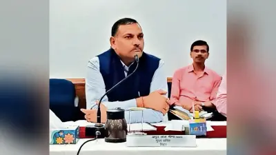 नदियों से गाद निकाल बनेगी सड़क
