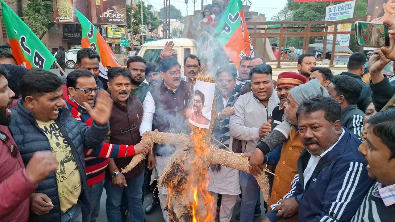 Dhanbad News : रणधीर वर्मा चौक पर सीएम हेमंत सोरेन का पुतला दहन