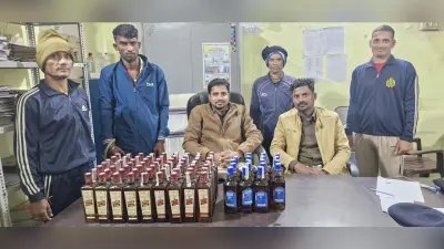 Gaya News : इ-रिक्शे से 83 बोतल शराब जब्त, धंधेबाज गिरफ्तार