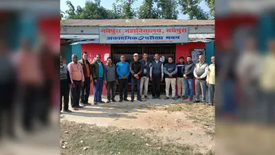 कुलाधिपति के आगमन के खिलाफ काला बिल्ला लगाकर वित्त रहित शिक्षकों ने किया काम