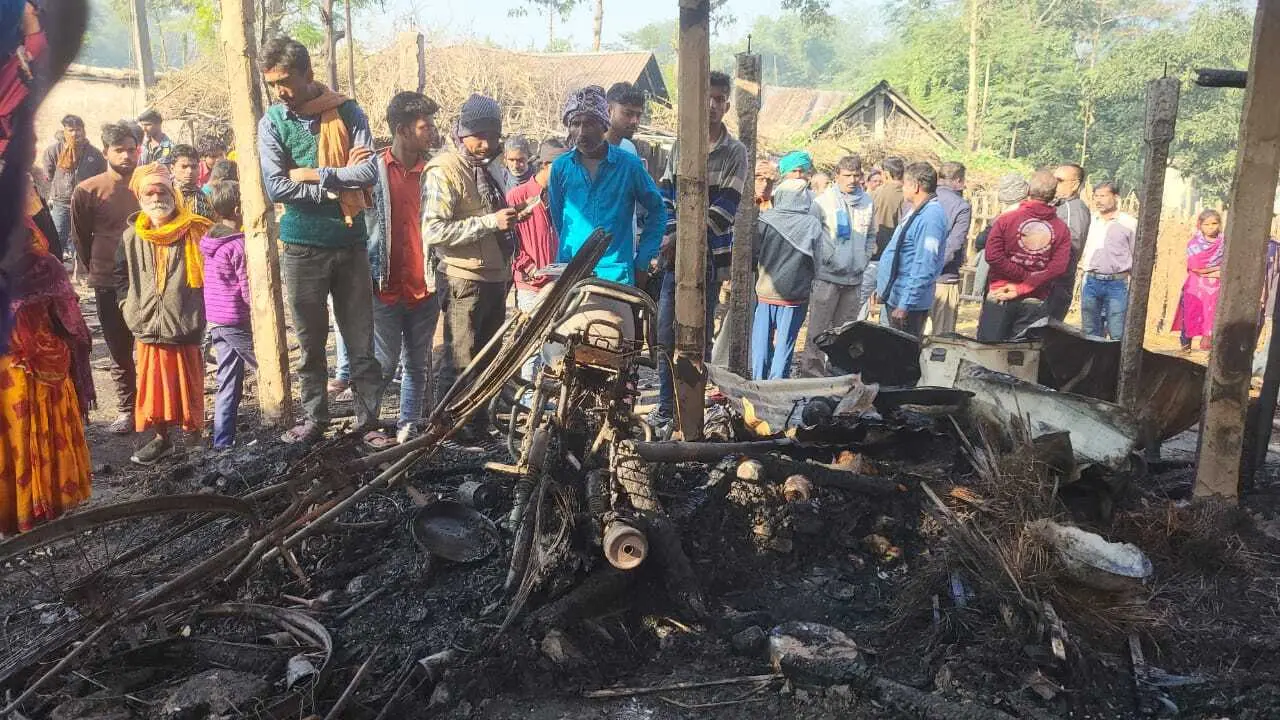 अलाव से लगी आग, दो लाख नकदी समेत एक दर्जन घर जले