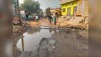 सड़क पर बहता पानी लोगों के लिए बनी परेशानी
