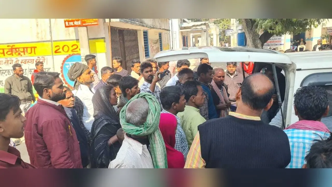 ट्रक से कुचलकर दो बाइक सवार युवकों की मौत