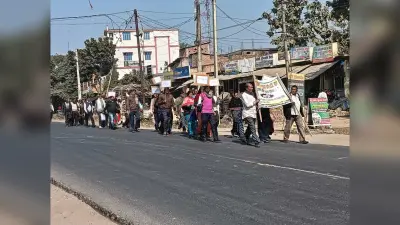 सड़क पर उतरे कॉलेज कर्मी, वेतन और सेवांत लाभ वृद्वि मांगी