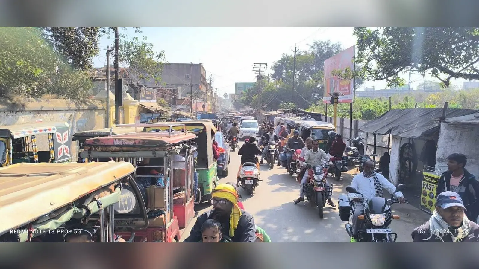 जमा से परेशान रहे स्कूली बच्चे एवं राहगीर