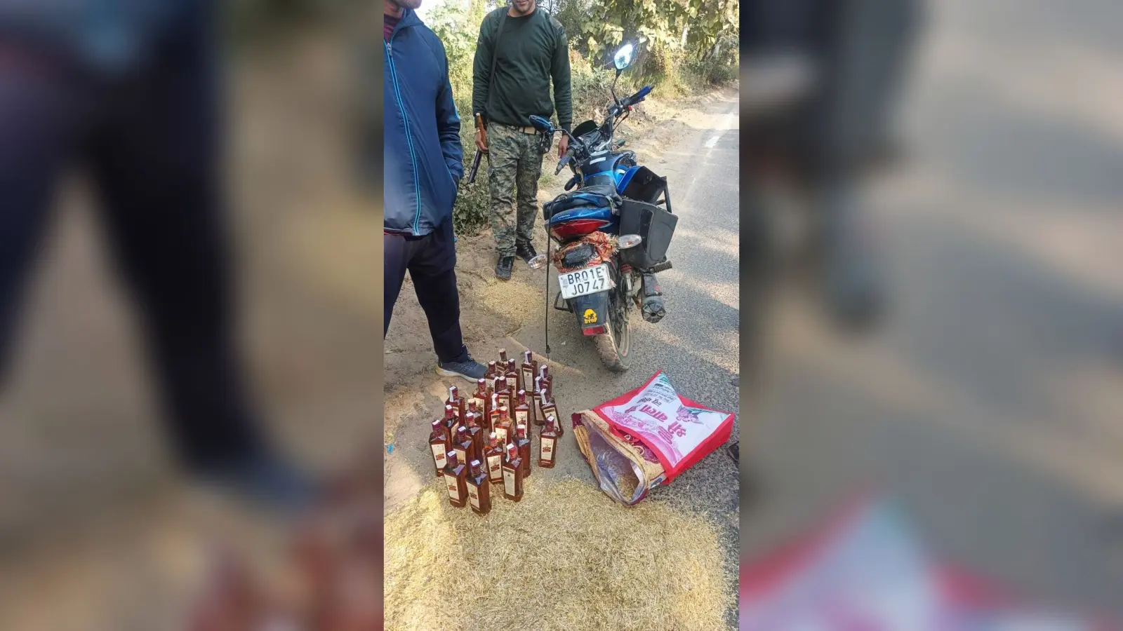 बाइक से 24 बोतल विदेशी शराब बरामद, तस्कर फरार