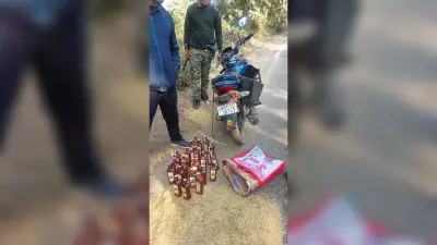 बाइक से 24 बोतल विदेशी शराब बरामद, तस्कर फरार
