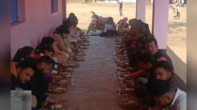 मध्य विद्यालय के बच्चों ने उठाया तिथि भोजन का लुत्फ