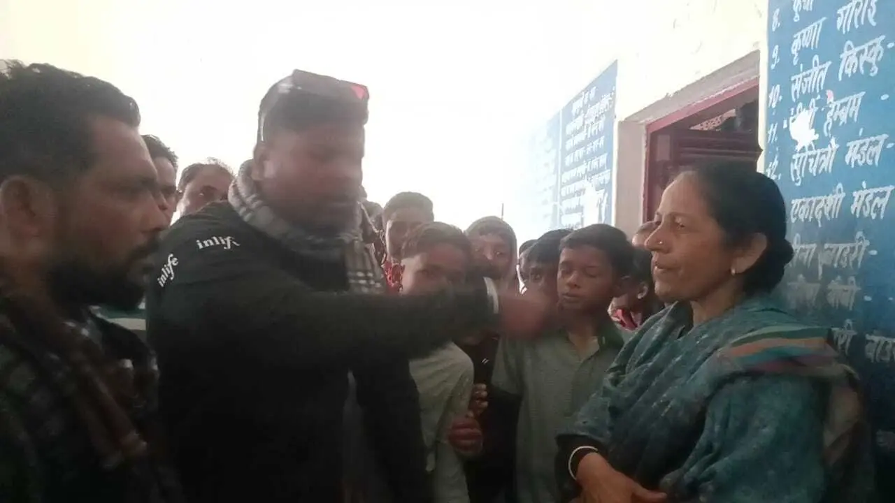 स्कूल की अध्यापिका पर मारपीट करने का लगा आरोप, हंगामा