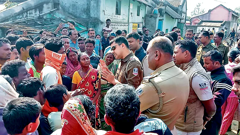 पाइपलाइन बिछाने का विरोध पुलिस ने किया बल प्रयोग