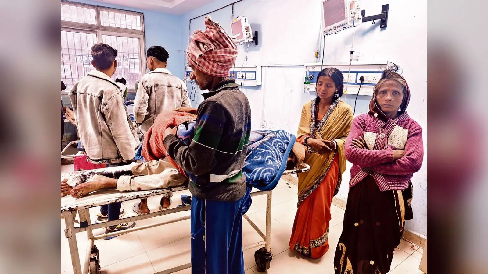 सवारी और धान से भरा ऑटो पलटा, गंभीर रूप से एक जख्मी