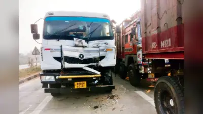 Buxar News : दो ट्रकों की टक्कर में बाल- बाल बचे ड्राइवर और सह चालक