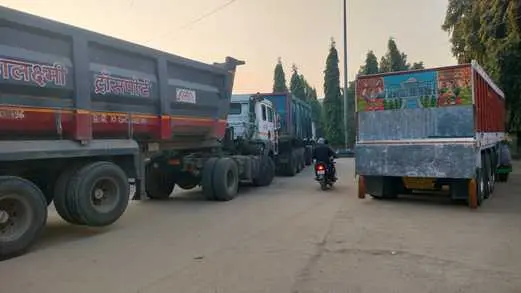 जिला टास्क फोर्स के निर्देश पर सीओ ने 10 हाइवा को किया जब्त