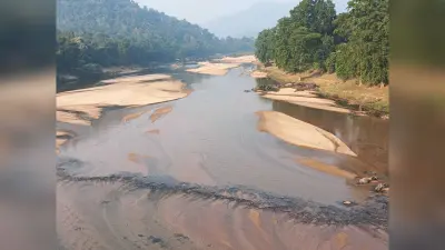 chaibasa News : पश्चिमी सिंहभूम के बालू घाटों पर माफियाओं का कब्जा, मनमानी दर पर बेचकर हो रहे मालामाल