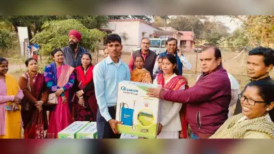 Jamshedpur News : हितकू गांव के 5 किसानों को दिया गया स्प्रे मशीन